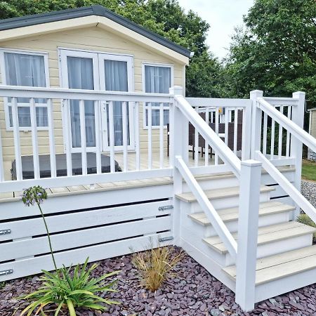 Rosefinch Sleeps 2 Persons-Private Hot Tub-Tranquil Holiday Away From It All Yet Not Far From St Austell- The Holiday Home Has One Bedroom, Living And Dining Area, Equipped Kitchen-Decking-Outdoor Furniture-Fishing Lakes-Non Pet Unit Екстер'єр фото