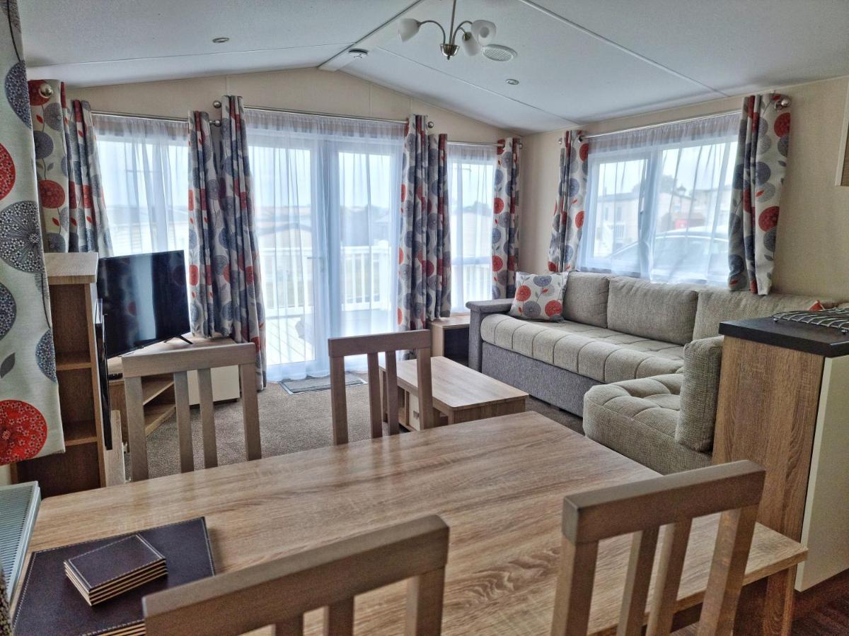 Rosefinch Sleeps 2 Persons-Private Hot Tub-Tranquil Holiday Away From It All Yet Not Far From St Austell- The Holiday Home Has One Bedroom, Living And Dining Area, Equipped Kitchen-Decking-Outdoor Furniture-Fishing Lakes-Non Pet Unit Екстер'єр фото