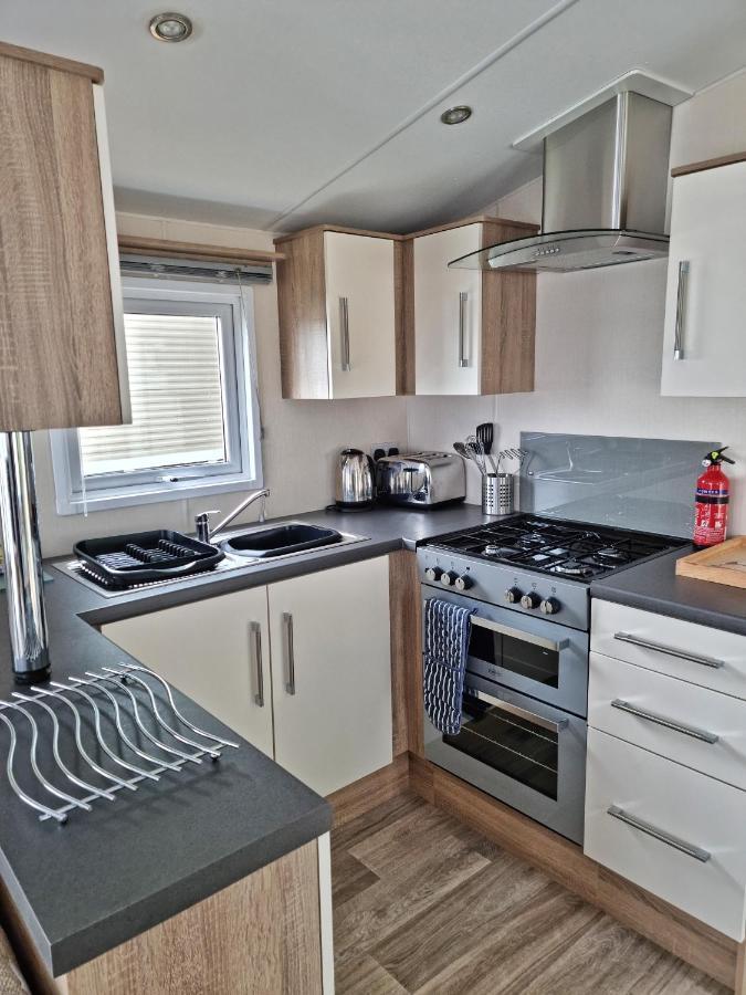Rosefinch Sleeps 2 Persons-Private Hot Tub-Tranquil Holiday Away From It All Yet Not Far From St Austell- The Holiday Home Has One Bedroom, Living And Dining Area, Equipped Kitchen-Decking-Outdoor Furniture-Fishing Lakes-Non Pet Unit Екстер'єр фото