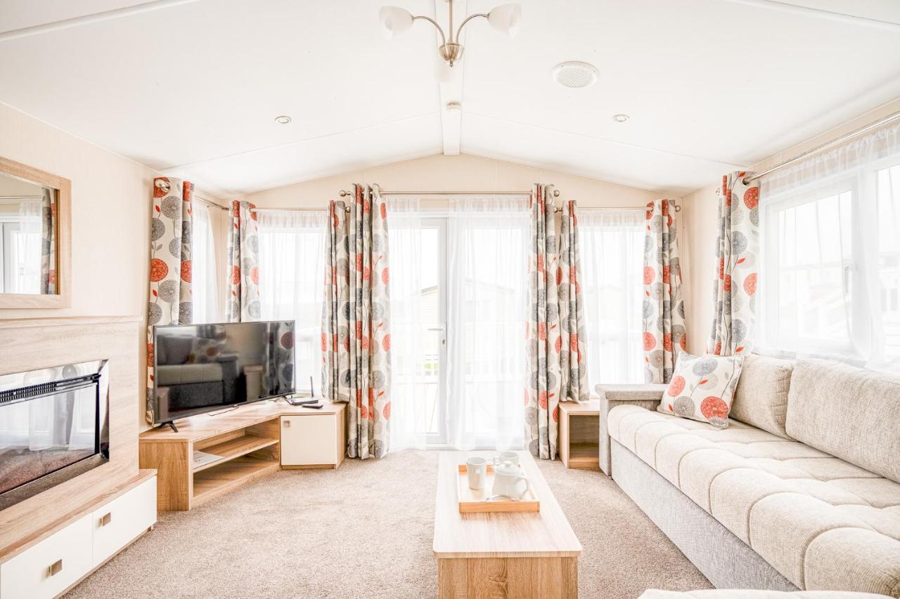 Rosefinch Sleeps 2 Persons-Private Hot Tub-Tranquil Holiday Away From It All Yet Not Far From St Austell- The Holiday Home Has One Bedroom, Living And Dining Area, Equipped Kitchen-Decking-Outdoor Furniture-Fishing Lakes-Non Pet Unit Екстер'єр фото