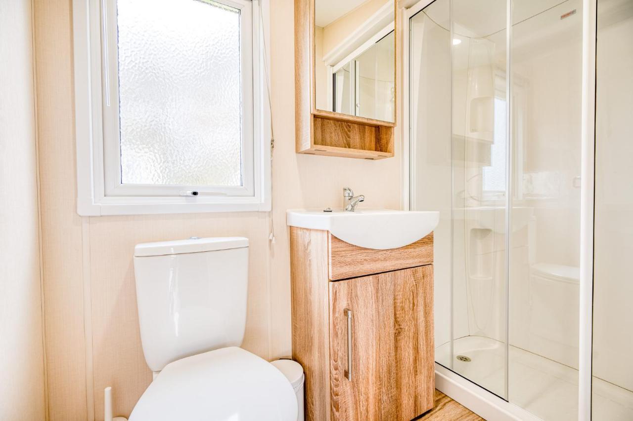 Rosefinch Sleeps 2 Persons-Private Hot Tub-Tranquil Holiday Away From It All Yet Not Far From St Austell- The Holiday Home Has One Bedroom, Living And Dining Area, Equipped Kitchen-Decking-Outdoor Furniture-Fishing Lakes-Non Pet Unit Екстер'єр фото